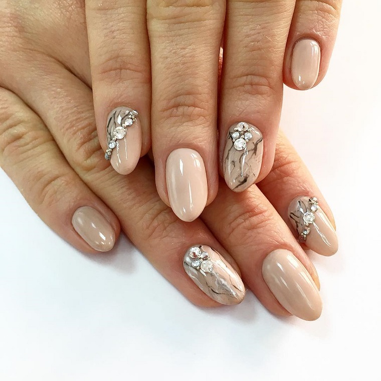 Unghie rosa cipria, manicure forma a mandorla di colore beige, accent nail con brillanti 