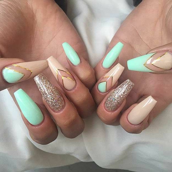 nail-art-unghie-a-punta-colore-verde-oro-beige-finto-stiletto-strisce