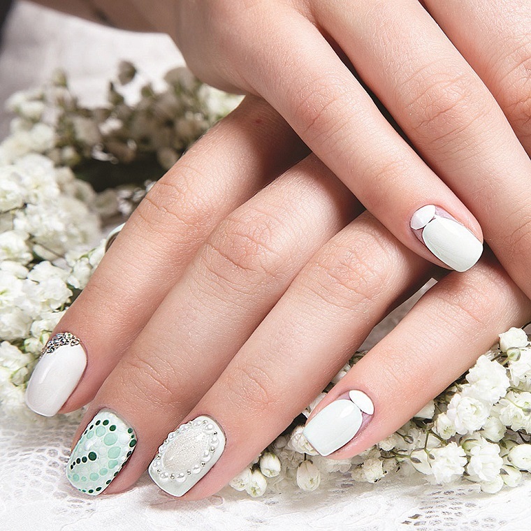 gel-nail-art-white-decorations