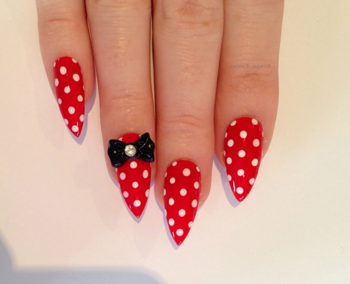 manicure-anni-50-colore-rosso-pois-bianche-nail-accent-con-fiocco-nero-piccolo-brillantino-forma-stiletto