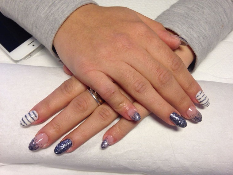 gel-manicure-blue-white-glitter