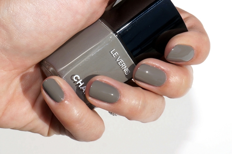 Unghie gel bellissime di colore grigio, boccetta di smalto del marchio Chanel