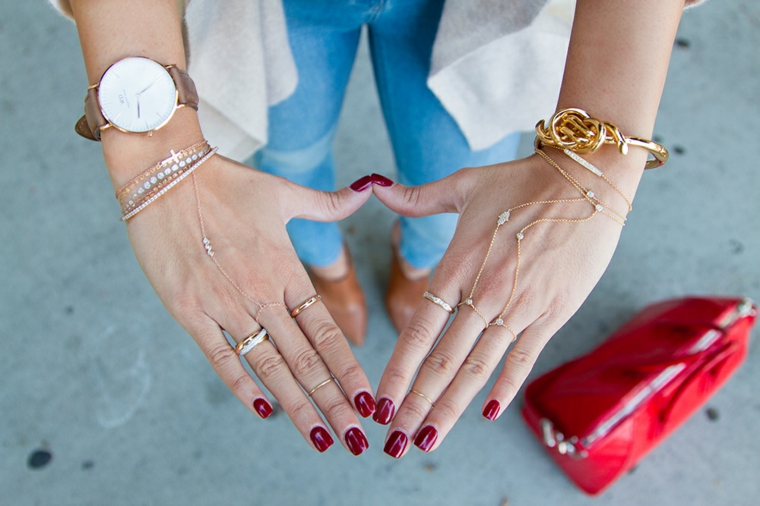 Unghie bellissime, smalto di colore rosso, donna con accessori sulle mani, manicure forma squadrata