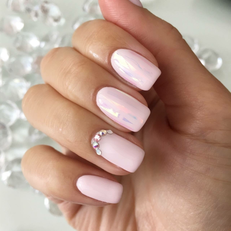 Smalto rosa mat, accent nail con brillantini, forme unghie gel, mano di una donna