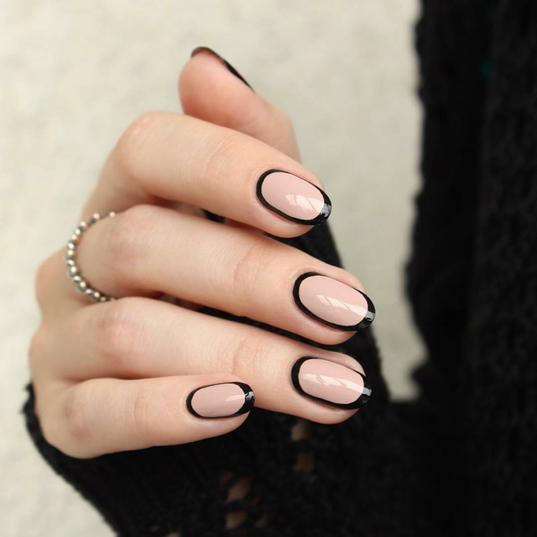 idea per realizzare una nail art color carne origine con i contorni neri per un effetto chic