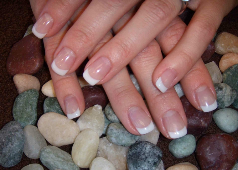 unghie ben curate dalla forma squadrata, abbellite dalla french manicure con base rosa cipria