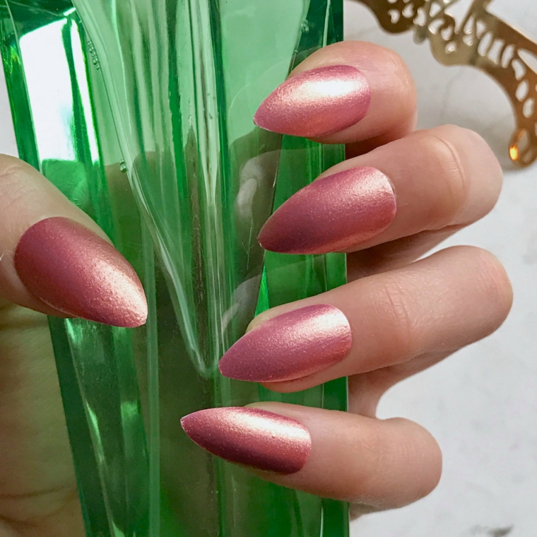 manicure per le amanti degli smalti cangianti, qui nella nuance rosa antico su unghie stiletto