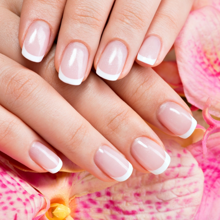 semplice ed elegante, una french manicure ideale anche per la sposa