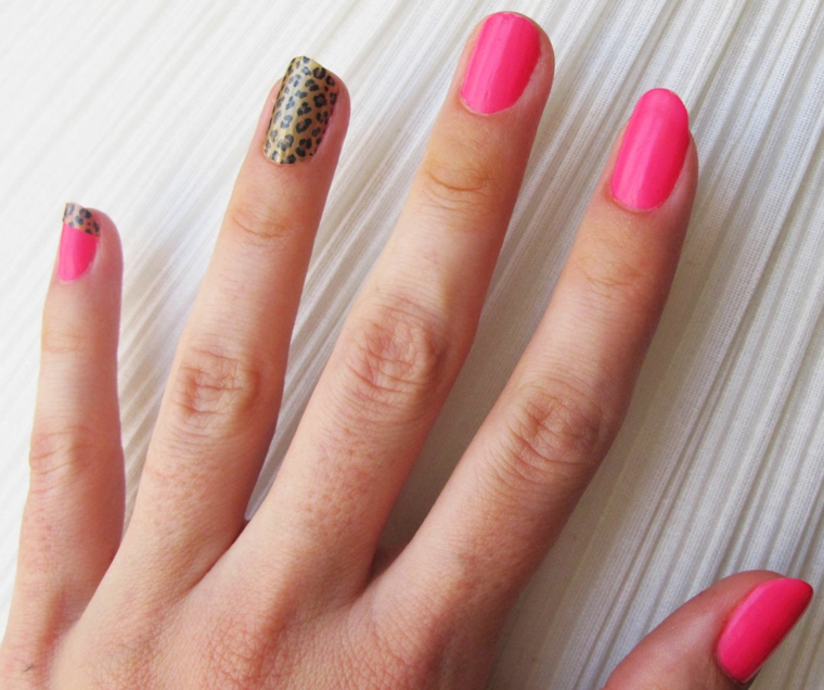 nail art realizzata con uno smalto fucsia mentre l'anulare sfoggia una fantasia leopardata