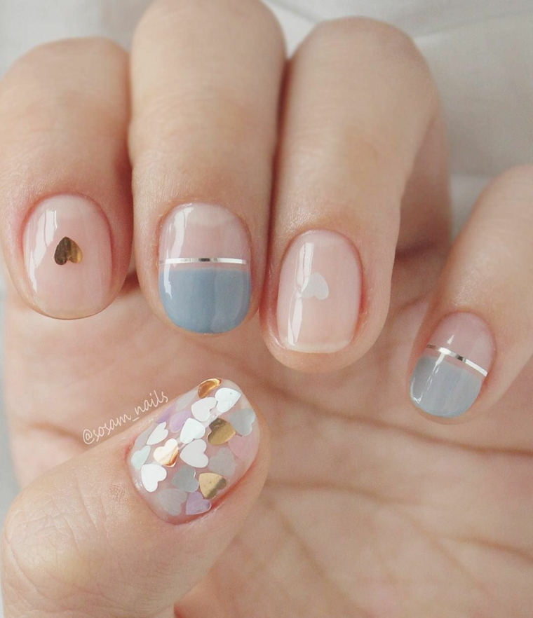 Smalti di colore chiaro, smalto con cuori, disegni su manicure corta