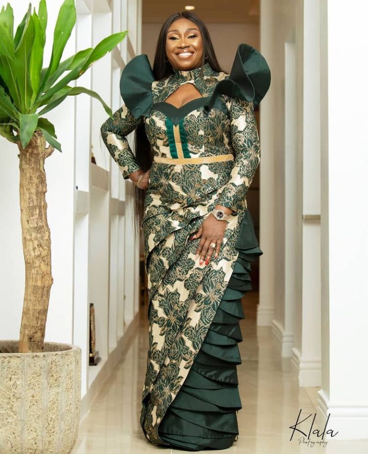 Glamorous Asoebi Styles for Wedding Ideas for Ladies to Rock This Christmas Season (21)