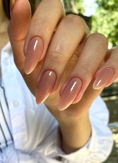 fall nude pink nails. warm pink fall nails. neutral nail ideas. minimal nail ideas almond.